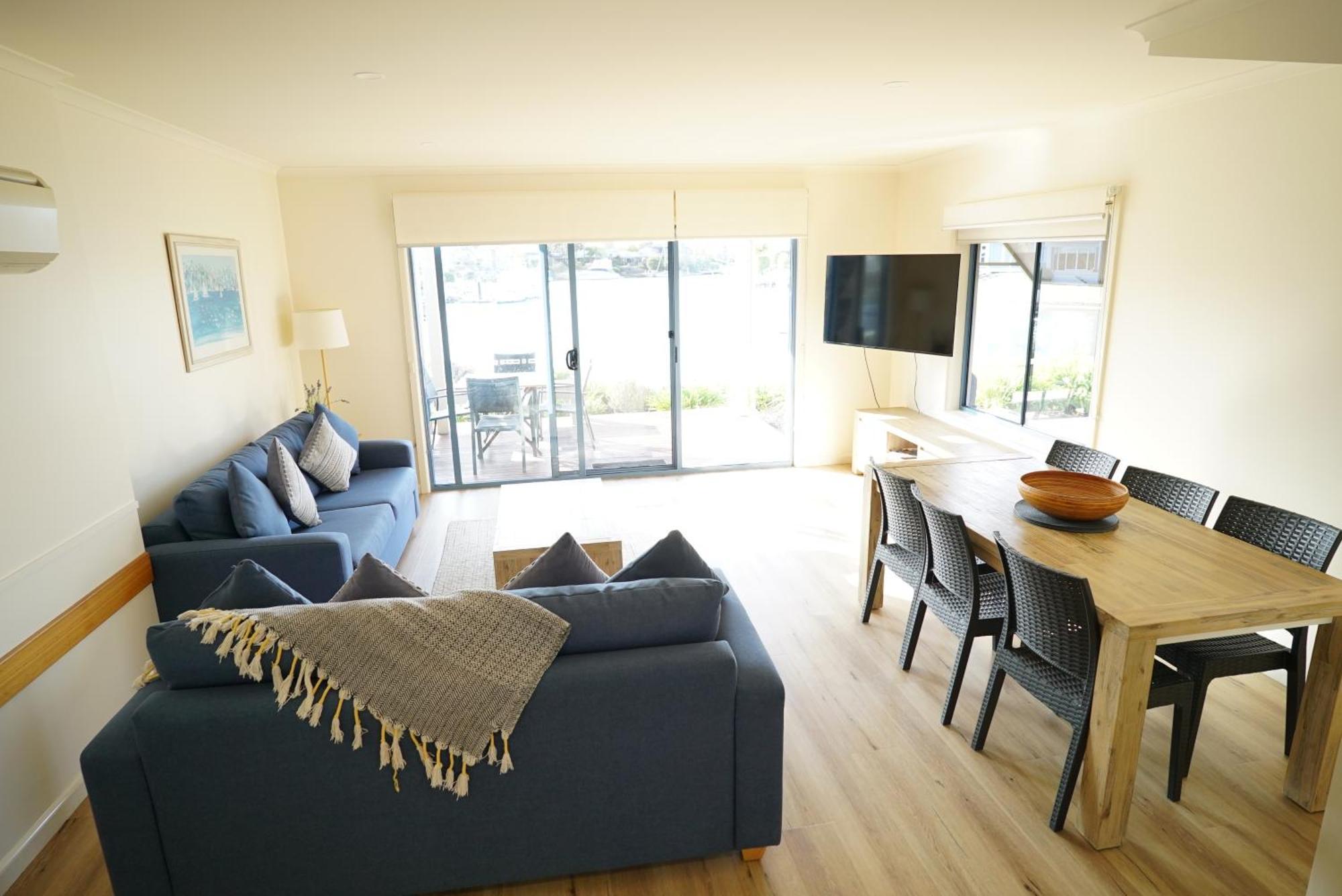 Captains Cove Resort - Waterfront Apartments Пейнсвилл Экстерьер фото